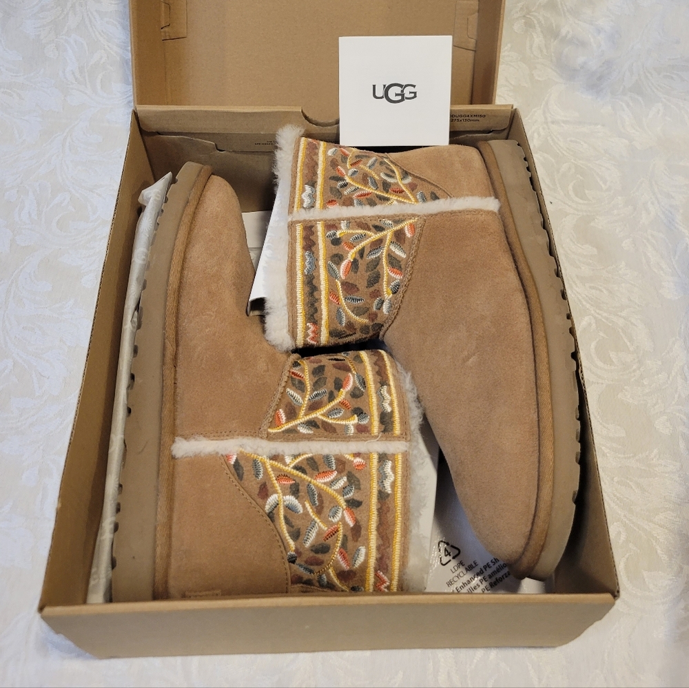 UGG W Classic Beauty Mini Boots - Size 10 Women's
